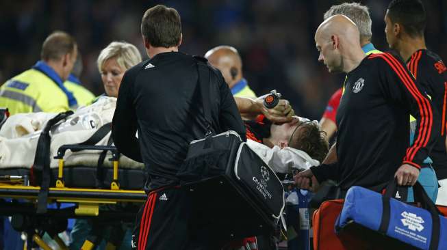 Pemain MU Luke Shaw ditandu keluar lapangan (16/9) [Reuters/Adrew Couldridge]