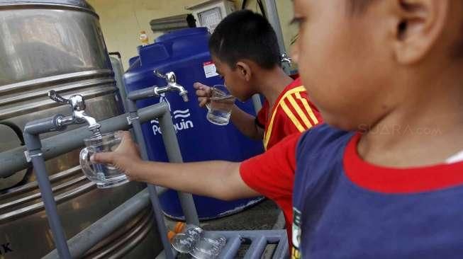 Kodam Jaya menghadiahkan alat penyulingan air  untuk dimanfaatkan warga pinggir kali Ciliwung Bidara Cina. 