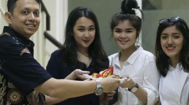 Girlband Blink Bintangi Film "Heart Beat"