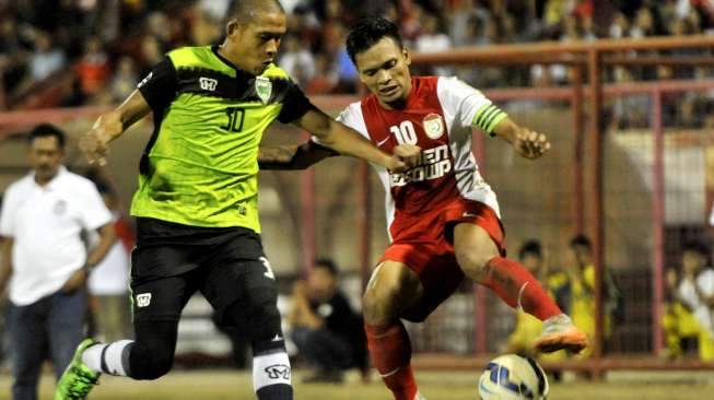 Pemain PSM Makassar Ferdinand Sinaga (kanan) berebut bola dengan pemain Persipasi Bandung Raya (PBR) Nova Arianto (kanan). Antara Foto/Yusran Uccan