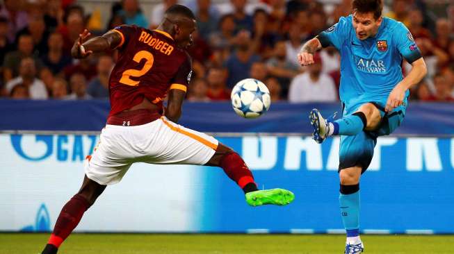 Pemain FC Barcelona, Lionel Messi, saat coba dihalangi oleh pemain AS Roma, dalam laga Liga Champions di Stadion Olimpico, Italia, Rabu (16/9/2015). [Reuters/Tony Gentile]