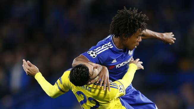 Pemain Chelsea Loic Remy melanggar pemain Maccabi Tel-Aviv (17/9) [Reuters/Stefan Wermuth]