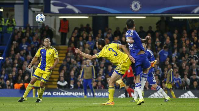 Diego Costa (kanan) mencetak gol ke gawang Maccabi Tel-Aviv (17/9) [Reuters/Stefan Wermuth]