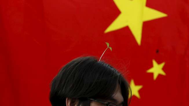 Warga Beijing, baik tua maupun muda mengenakan hiasan rambut berbentuk bunga dan tunas tanaman di jalan Nanluoguxiang, Beijing. [Reuters/Kim Kyung-Hoon]