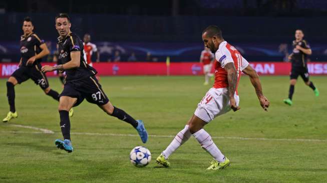 Theo Walcott mencetak satu-satunya gol Arsenal ke gawang Dinamo Zagreb di Stadion Maksimir, Kamis (17/9). [Reuters/Matius Childs Livepic]