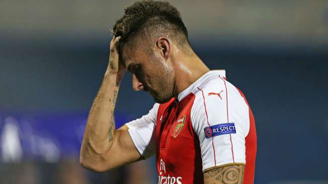 Ekspresi Olivier Giroud setelah dirinya mendapat kartu kuning kedua. [Reuters/Matius Childs Livepic]