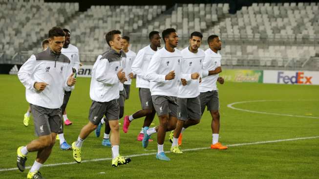 Para pemain Liverpool melakukan sesi latihan sebelumnya menghadapi Girondins Bordeaux. Reuters/Regis Duvignau