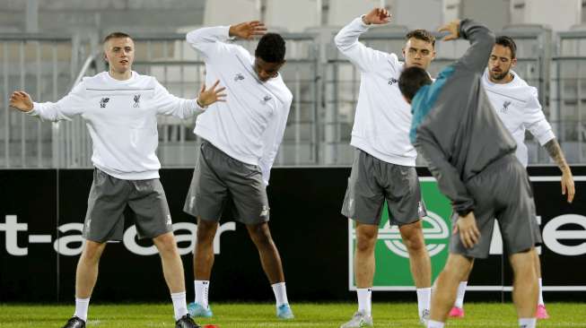 Para pemain Liverpool melakukan sesi latihan sebelum melawan Girondins Bordeaux. Reuters/Regis Duvignau.