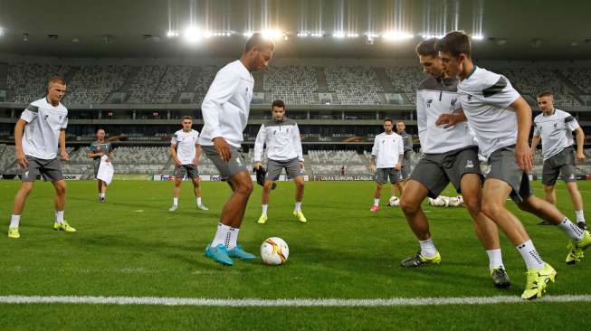 Para pemain Liverpool melakukan latihan dengan bola sebelum menghadapi Girondins Bordeaux. Reuters / Lee Smith Livepic