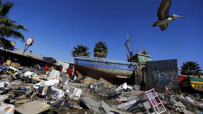 Kapal-kapal yang terbawa gelombang tsunami terdampar di jalanan Kota Coquimbo, sebelah utara Santiago, Chile, usai gempa berkekuatan 8,3 Skala Richter mengguncang negeri tersebut, hari Kamis (17/9). [Reuters/Ivan Alvarado]