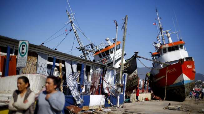 Kapal-kapal yang terbawa gelombang tsunami terdampar di jalanan Kota Coquimbo, sebelah utara Santiago, Chile, usai gempa berkekuatan 8,3 Skala Richter mengguncang negeri tersebut, hari Kamis (17/9). [Reuters/Ivan Alvarado]