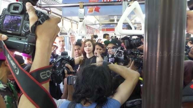 Aura Kasih Gunakan KRL