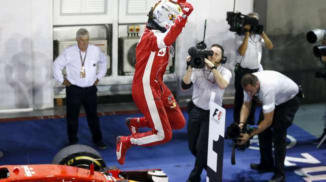 Vettel Menangi GP Singapura, Hamilton Gagal Finish