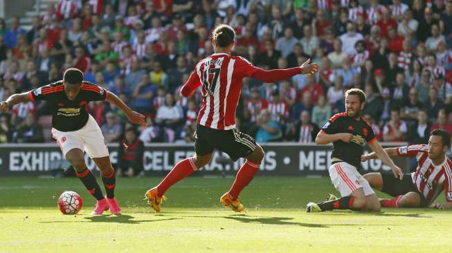 Pemain Manchester United Anthony Martial mencetak gol ke gawang Southampton di Stadion St Mary. [Reuters/Tony O'Brien Livepic]