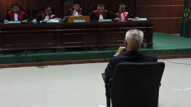 Majelis Hakim Pengadilan Tindak Pidana Korupsi menolak nota keberatan (eksepsi) Otto Cornelis Kaligis dalam sidang putusan sela di Tipikor, (22/9). [Suara.com/Oke Atmaja]