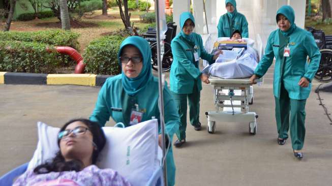 Sejumlah petugas medis melakukan simulasi penanganan virus MERS  di Jakarta.