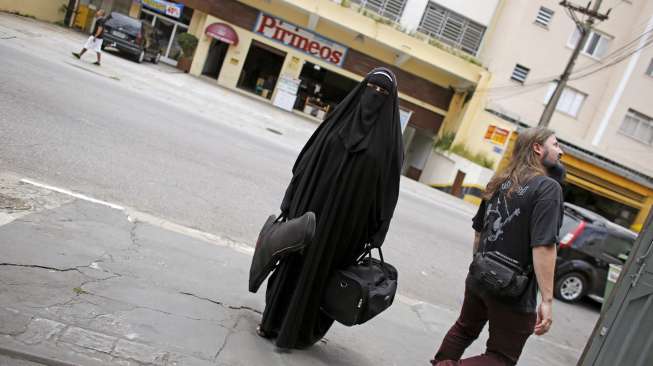 Gisele Marie, seorang perempuan Muslim asal Sao Paulo, Brasil, yang menjadi musisi heavy metal profesional. [Suara.com/Nacho Doce]