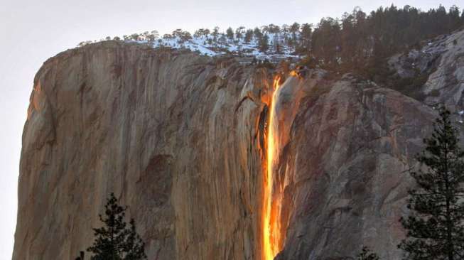 Air Terjun 'Lava' di California Ini Sungguh Menakjubkan