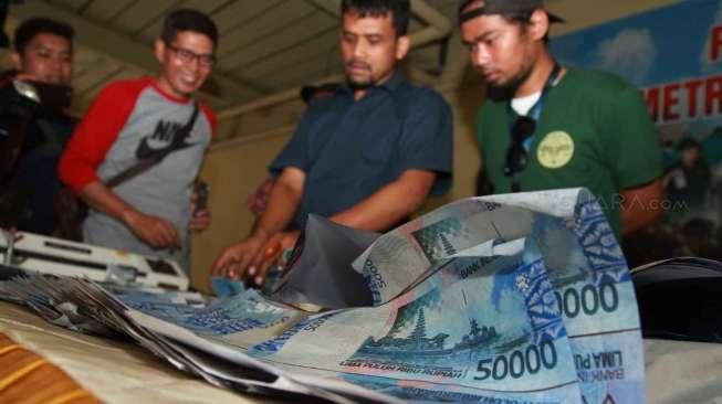 Uang kertas palsu yang belum dicetak sebanyak dua ratus delapan puluh lima lembar uang pecahan lima pulu ribu rupiah.