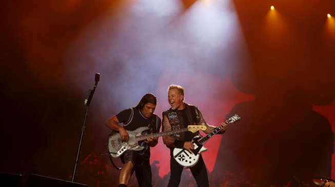 Penampilan James Hetfield dan Robert Trujillo di Festival Musik 'Rock in Rio' di Rio de Janeiro, Brasil.[Reuters/Pilar Olivares]