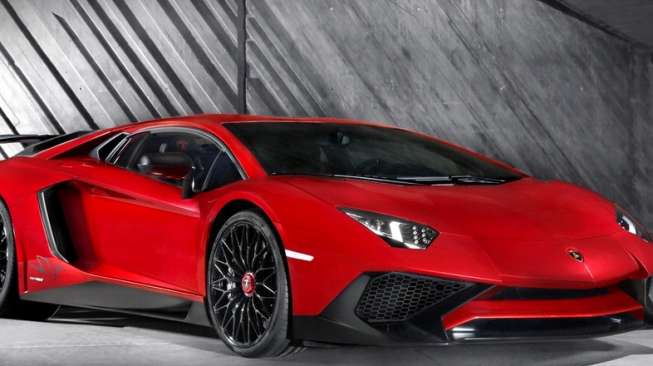 Pria Misterius Pakai Lamborghini untuk Jualan Semangka