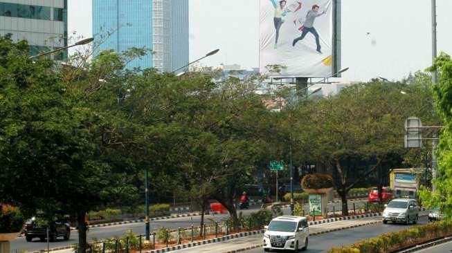 Beberapa papan reklame di kawasan Kuningan, Jakarta Selatan, seperti terlihat pada Sabtu (26/9/2015). [Suara.com/Oke Atmaja]