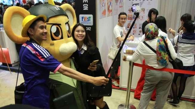 Para pecinta pop culture Indonesia, mulai dari anak-anak hingga dewasa, tampak memenuhi kawasan JIExpo Kemayoran, Jakarta, Sabtu (26/9/2015). [Suara.com/Oke Atmaja]