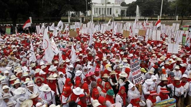 Bidan PTT Tuntut Jadi PNS