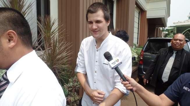 Stuart Collin Kembali Datangi Rumah Risty Tagor