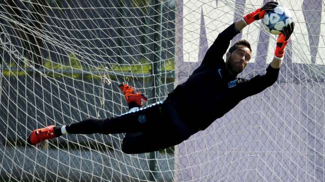 Claudio Bravo menangkap bola dalam latihan di Joan Despi (29/9) [Reuters/Sergio Perez]