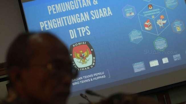 Persiapan pelaksanaan tahapan pemungutan dan penghitungan suara di TPS pada pilkada serentak 2015, di Jakarta, Selasa (29/9).