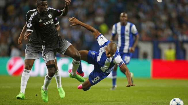 Punggawa Chelsea Ramires berebut bola dengan pemain Porto Yacine Brahimi (30/9) [Reuters/Rafael Marchante]