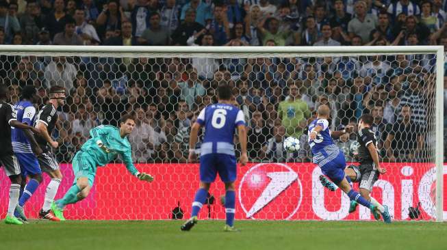 Andre Andre menjebol gawang Chelsea (30/9) [Reuters/Matthew Childs]