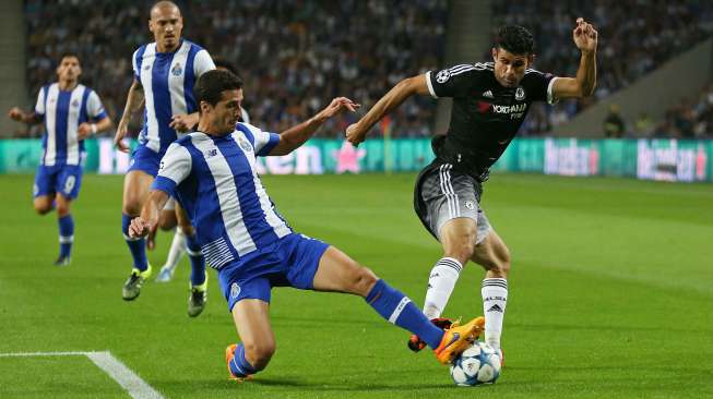 Pemain Porto mencoba menghentikan laju striker Chelsea Diego Costa (30/9) [Reuters/Matthew Childs]