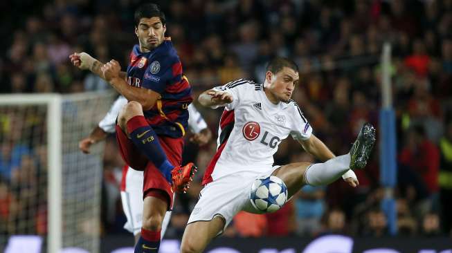 Luis Suarez bertarung memperebutkan bola dengan pemain Leverkusen Kyriakos Papadopoulos (30/9) [Reuters/Sergio Perez]