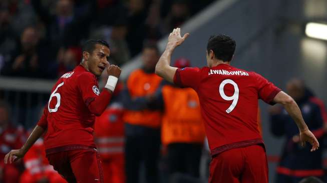 Selebrasi striker Bayern Munich Robert Lewandowski usai mencetak gol ke gawang Dinamo Zagreb di Liga Champions.[Reuters/Michael Dalder]