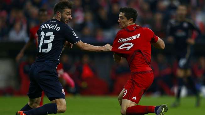 Aksi striker Bayern Munich Robert Lewandowski saat menghadapi Dinamo Zagreb di Liga Champions. [Reuters/Michael Dalder]