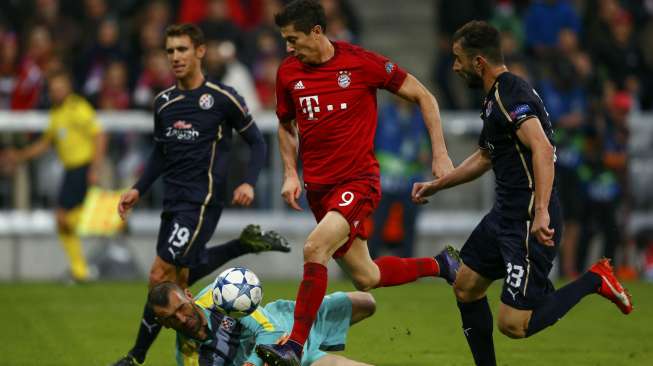 Aksi striker Bayern Munich Robert Lewandowski saat menghadapi Dinamo Zagreb di Liga Champions. [Reuters/Michael Dalder]