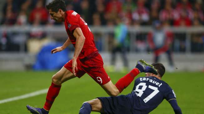 Aksi striker Bayern Munich Robert Lewandowski saat menghadapi Dinamo Zagreb di Liga Champions. [Reuters/Michael Dalder]