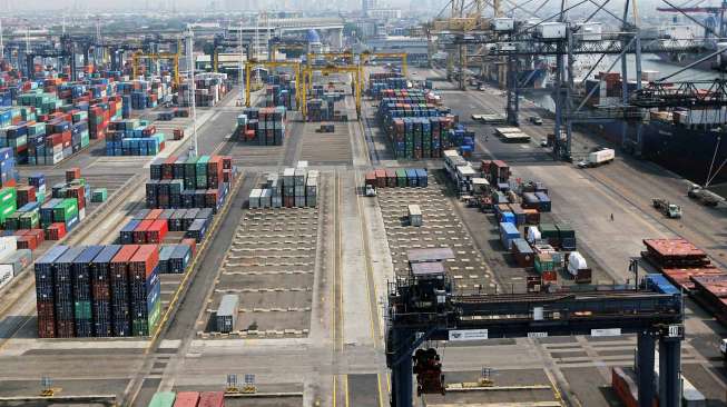 Aktivitas bongkar muat peti kemas di Jakarta International Container Terminal (JICT), Tanjung Priok, Jakarta.