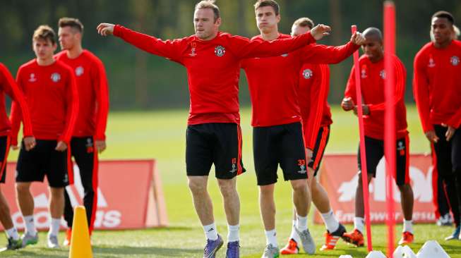 Kapten Manchester United Wayne Rooney melakukan sesi latihan bersama skuatnya.  Reuters / Lee Smith Livepic