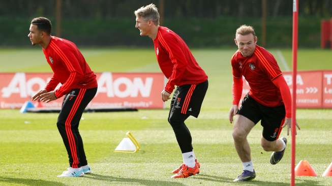 Rooney Absen, Van Gaal Andalkan Schweinsteiger