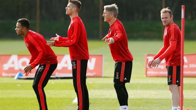 Wayne Rooney dan para pemain Manchester United lainnya sedang melakukan latihan. Reuters / Lee Smith Livepic