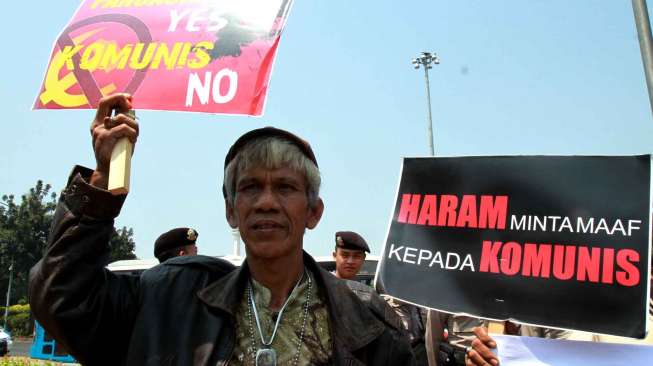 Massa yang mengatasnamakan Aliansi Anti Komunis Indonesia menggelar aksi di Silang Monas, Jakarta.