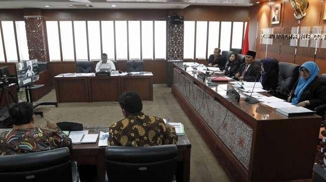 Dewan Kehormatan Penyelenggara Pemilu (DKPP) menggelar sidang kode etik terkait Pilkada Surabaya, di gedung Bawaslu RI, Jakarta, Rabu (30/9/2015). [Suara.com/Kurniawan Mas'ud]