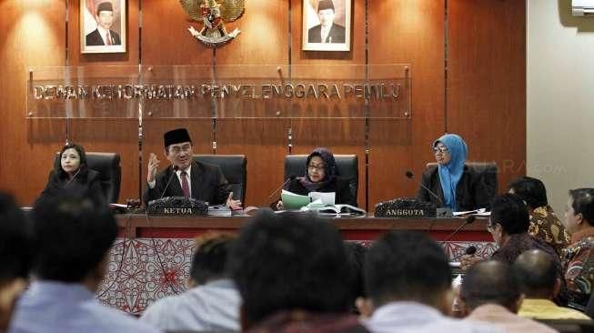 Dewan Kehormatan Penyelenggara Pemilu (DKPP) menggelar sidang kode etik terkait Pilkada Surabaya, di gedung Bawaslu RI, Jakarta, Rabu (30/9/2015). [Suara.com/Kurniawan Mas'ud]