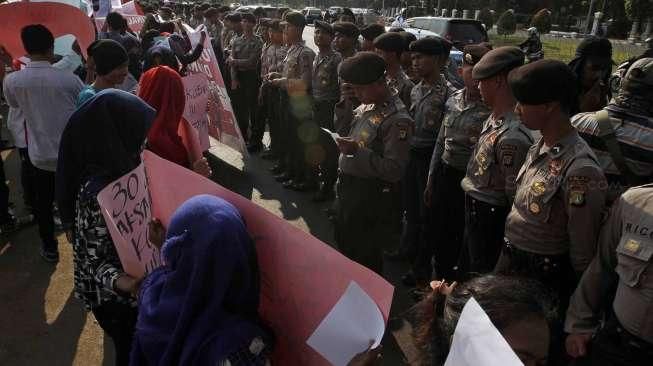 Ratusan massa dari berbagai elemen melakukan aksi unjuk rasa di depan Istana Merdeka, Jakarta, Rabu (30/9/2015), yang salah satunya menyerukan Jokowi-JK untuk turun dari jabatannya. [Suara.com/Kurniawan Mas'ud]