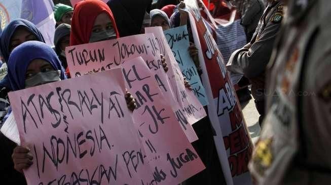 Ratusan massa dari berbagai elemen melakukan aksi unjuk rasa di depan Istana Merdeka, Jakarta, Rabu (30/9/2015), yang salah satunya menyerukan Jokowi-JK untuk turun dari jabatannya. [Suara.com/Kurniawan Mas'ud]