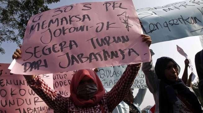 Ratusan massa dari berbagai elemen melakukan aksi unjuk rasa di depan Istana Merdeka, Jakarta, Rabu (30/9/2015), yang salah satunya menyerukan Jokowi-JK untuk turun dari jabatannya. [Suara.com/Kurniawan Mas'ud]