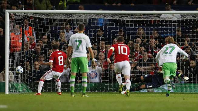 Juan Mata mencetak gol dari titik penalti (1/10) [Reuters/Lee Smith]